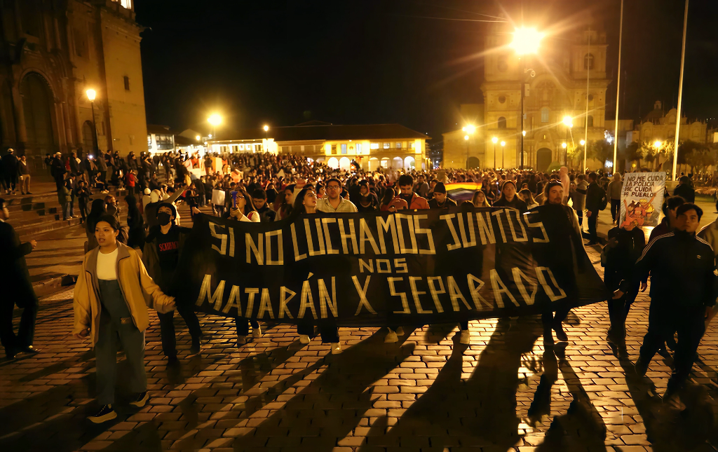 Marcha de manifestantes jóvenes